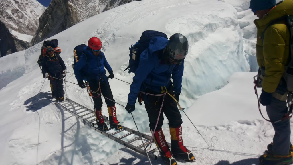 mount everest climbing